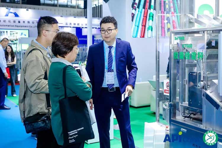 展會上業務經理對客戶講解產品.jpg 展會上業務經理對客戶講解產品.jpg