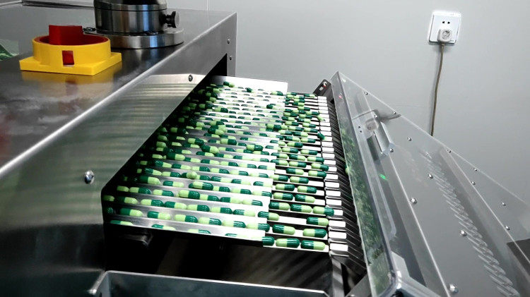 西泰克三臺膠囊秤同時工作現場