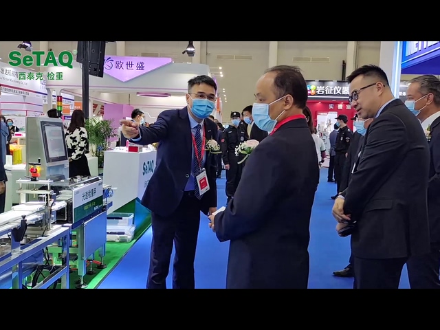 第87屆API China開幕式當天主辦方領導參觀山東西泰克展位
